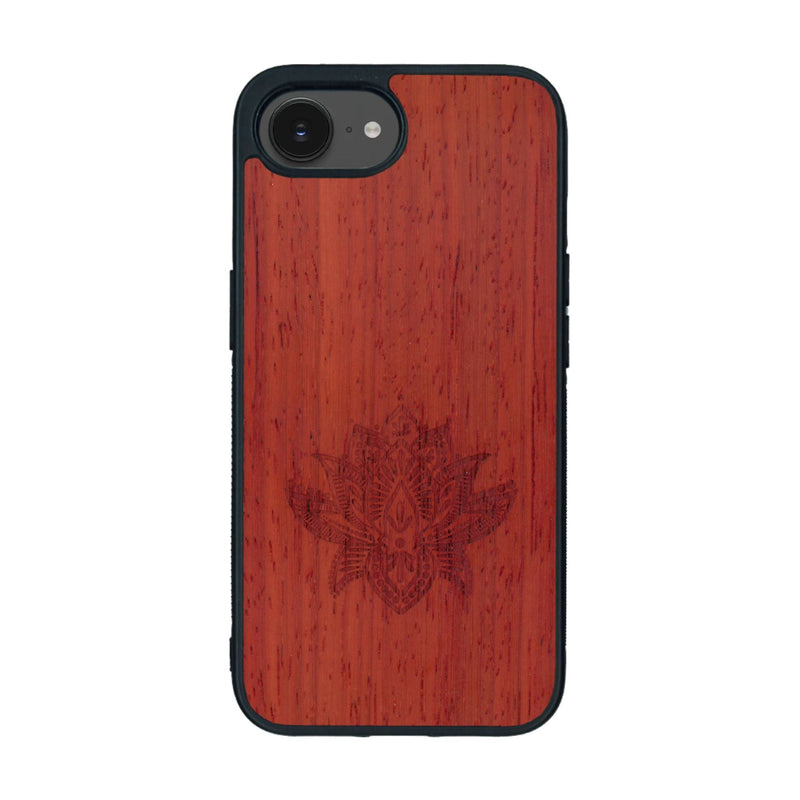 Coque de protection en bois véritable fabriquée en France pour iPhone 16e sur le thème de la nature et du yoga avec une gravure zen représentant une fleur de lotus