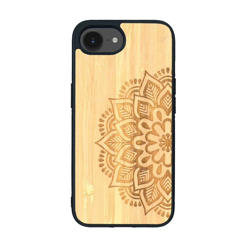 Coque de protection en bois véritable fabriquée en France pour iPhone 16e sur le thème de la bohème et du tatouage au henné avec une gravure représentant un mandala