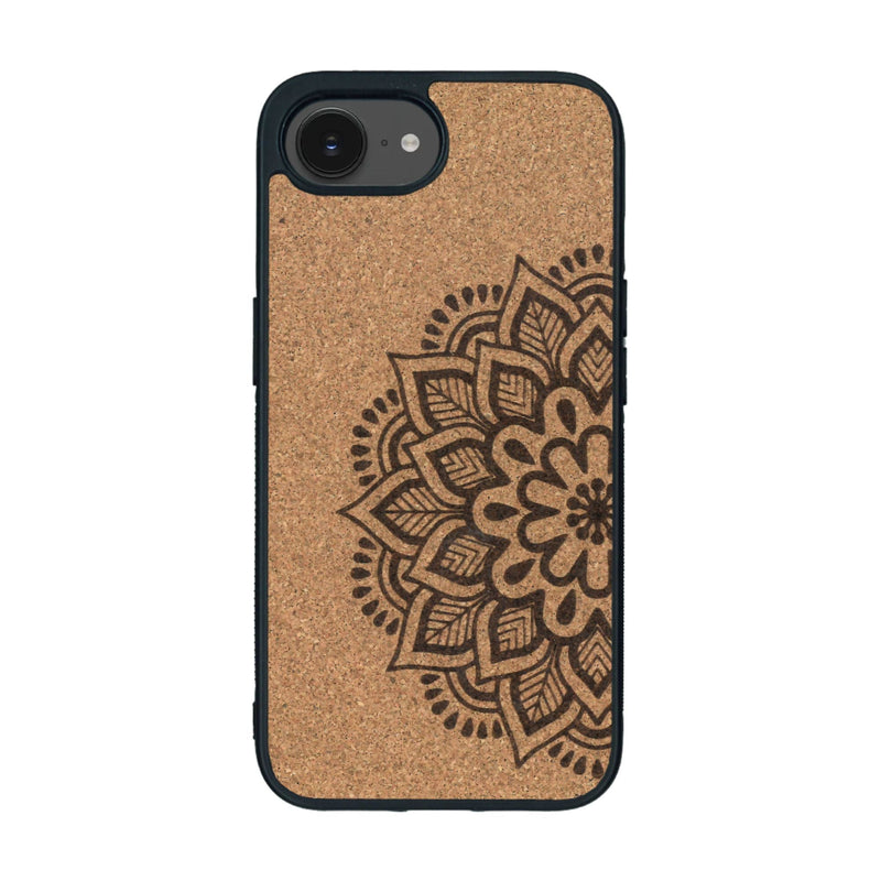 Coque de protection en bois véritable fabriquée en France pour iPhone 16e sur le thème de la bohème et du tatouage au henné avec une gravure représentant un mandala