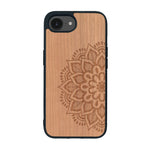 Coque de protection en bois véritable fabriquée en France pour iPhone 16e sur le thème de la bohème et du tatouage au henné avec une gravure représentant un mandala