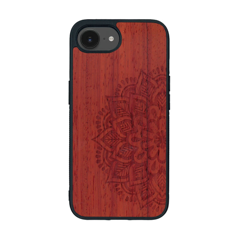 Coque de protection en bois véritable fabriquée en France pour iPhone 16e sur le thème de la bohème et du tatouage au henné avec une gravure représentant un mandala