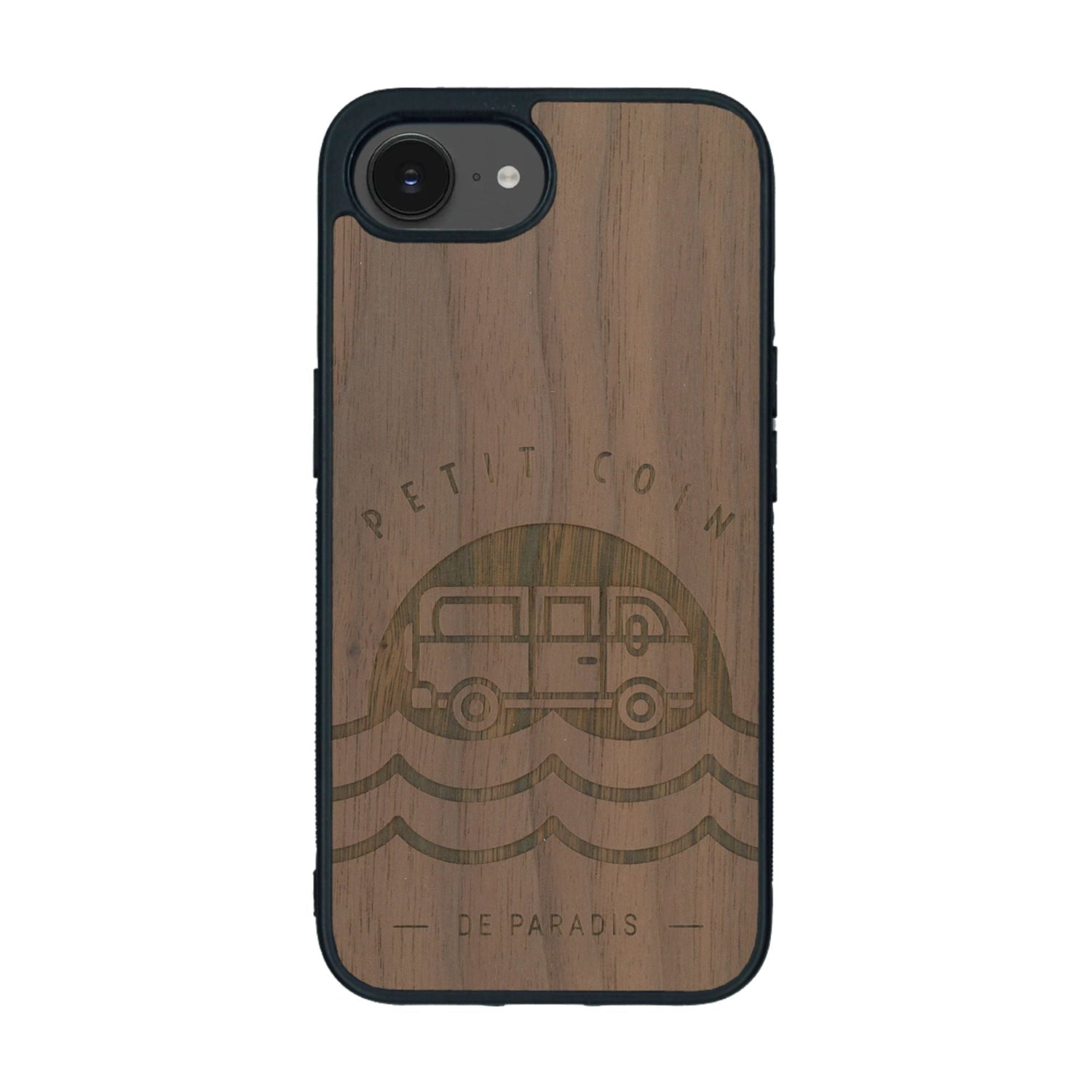 Coque de protection en bois véritable fabriquée en France pour iPhone 16e sur le thème des voyages en vans, vanlife et chill avec une gravure représentant un van vw combi devant le soleil couchant sur une plage avec des vagues