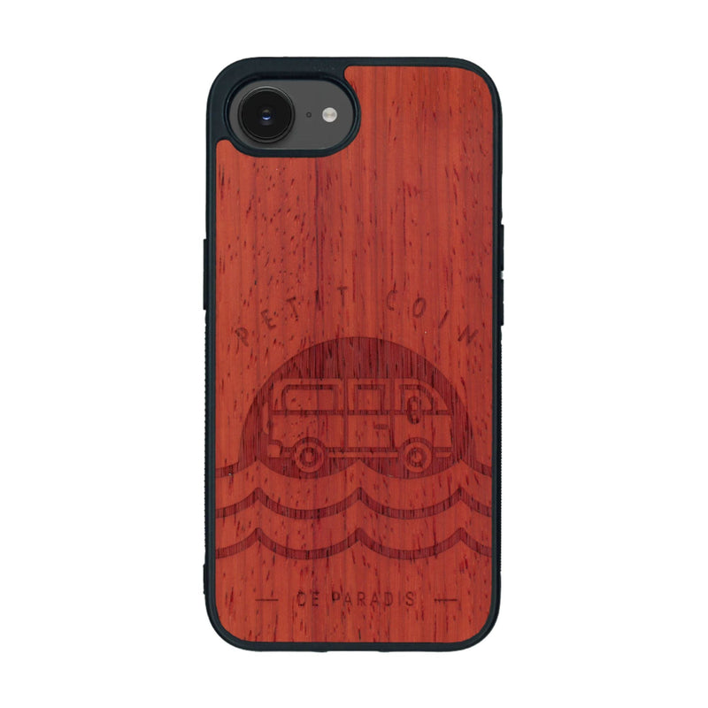 Coque de protection en bois véritable fabriquée en France pour iPhone 16e sur le thème des voyages en vans, vanlife et chill avec une gravure représentant un van vw combi devant le soleil couchant sur une plage avec des vagues