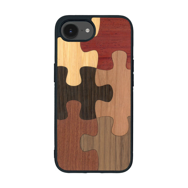 Coque de protection en bois véritable fabriquée en France pour iPhone 16e représentant un puzzle en six pièces qui allie du chêne fumé, du noyer, du bambou, du padouk, du merisier et de l'acajou