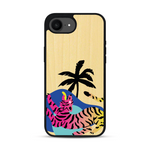 Coque de protection en bois véritable fabriquée en France pour iPhone 16e représentant un tigre coloré avec un design moderne et minimaliste sur le thème de la jungle et de la nature