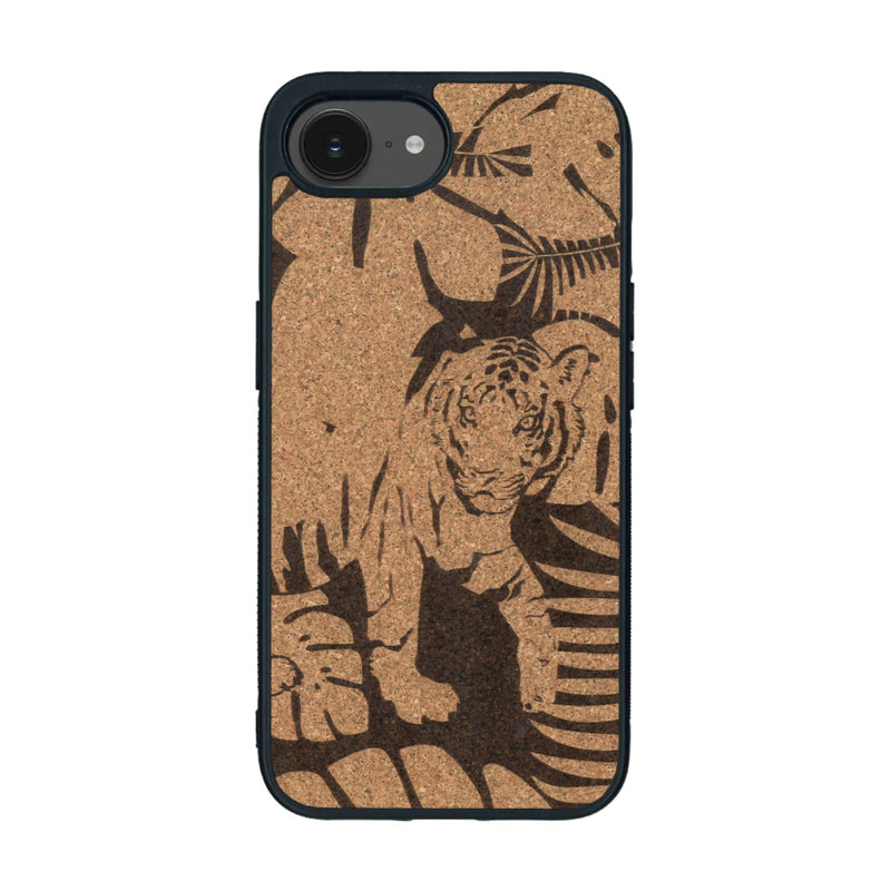 Coque de protection en bois véritable fabriquée en France pour iPhone 16e sur le thème de la nature et des animaux représentant un tigre dans la jungle entre des fougères