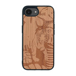 Coque de protection en bois véritable fabriquée en France pour iPhone 16e sur le thème de la nature et des animaux représentant un tigre dans la jungle entre des fougères