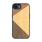 Coque de protection en bois véritable fabriquée en France pour iPhone 16e alliant du merisier, du noyer et du bambou formant chacun deux triangles et un trapèze avec deux jointures en diagonale sur le thème de l'art abstrait