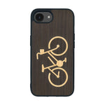 Coque de protection en bois véritable fabriquée en France pour iPhone 16e sur le theme du vélo et de l'outdoor qui allie du bambou et du chêne fumé représentant un vélo