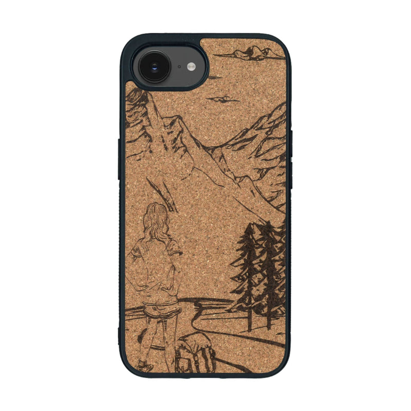 Coque de protection en bois véritable fabriquée en France pour iPhone 16e sur le thème de la randonnée en montagne et de l'aventure avec une gravure représentant une femme de dos face à un paysage de nature