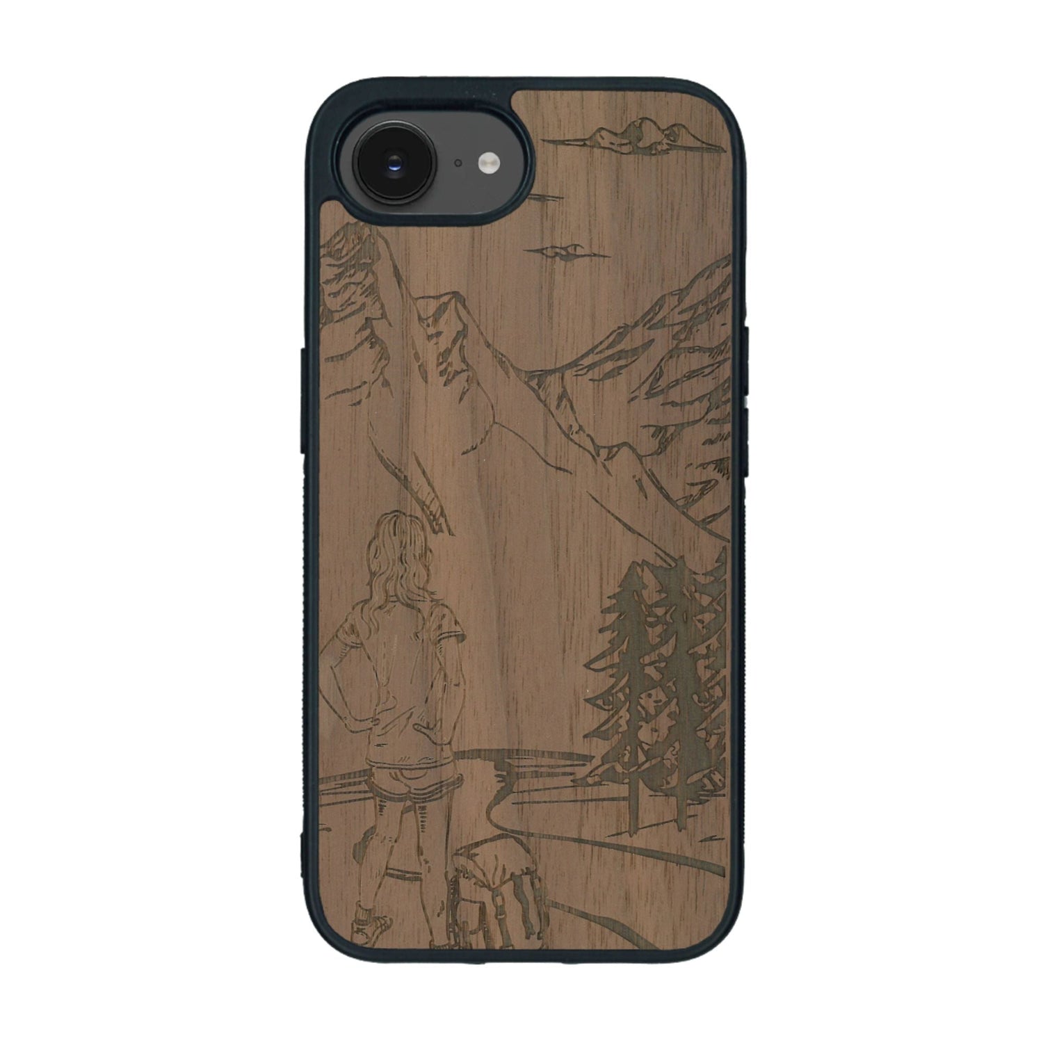 Coque de protection en bois véritable fabriquée en France pour iPhone 16e sur le thème de la randonnée en montagne et de l'aventure avec une gravure représentant une femme de dos face à un paysage de nature