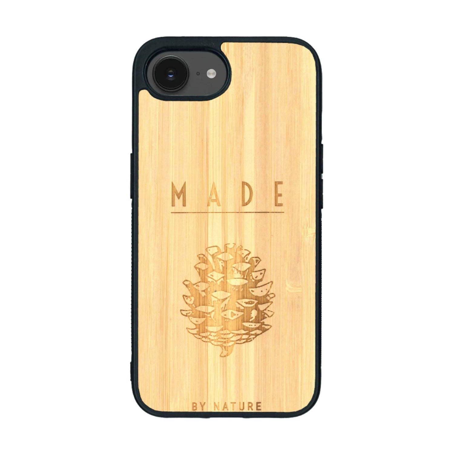 Coque de protection en bois véritable fabriquée en France pour iPhone 16e sur le thème de la nature et des arbres avec une gravure représentant une pomme de pin et la phrase "made by nature"