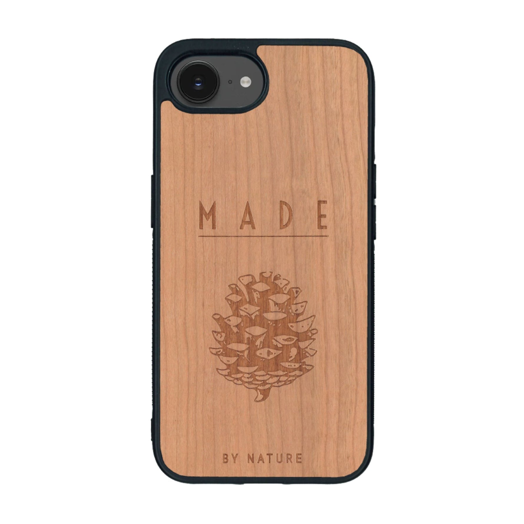 Coque de protection en bois véritable fabriquée en France pour iPhone 16e sur le thème de la nature et des arbres avec une gravure représentant une pomme de pin et la phrase "made by nature"