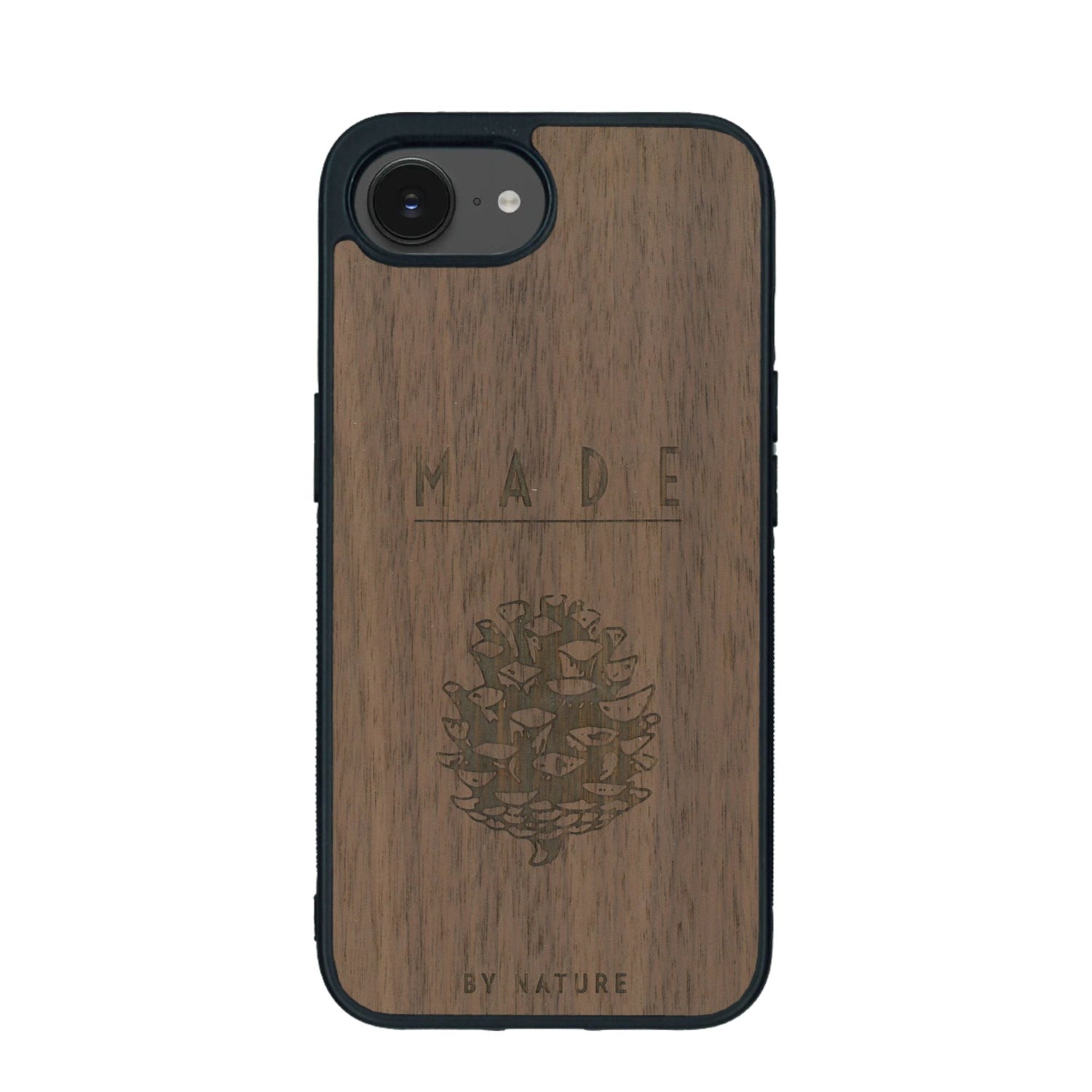 Coque de protection en bois véritable fabriquée en France pour iPhone 16e sur le thème de la nature et des arbres avec une gravure représentant une pomme de pin et la phrase "made by nature"