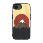 Coque de protection en bois véritable fabriquée en France pour iPhone 16e alliant plusieurs essences de bois pour représenter le mont Fuji