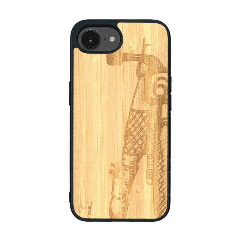 Coque de protection en bois véritable fabriquée en France pour iPhone 16e représentant une vue de face d'une femme sur une moto vintage dessinée à la main par l'artiste Maud Dabs