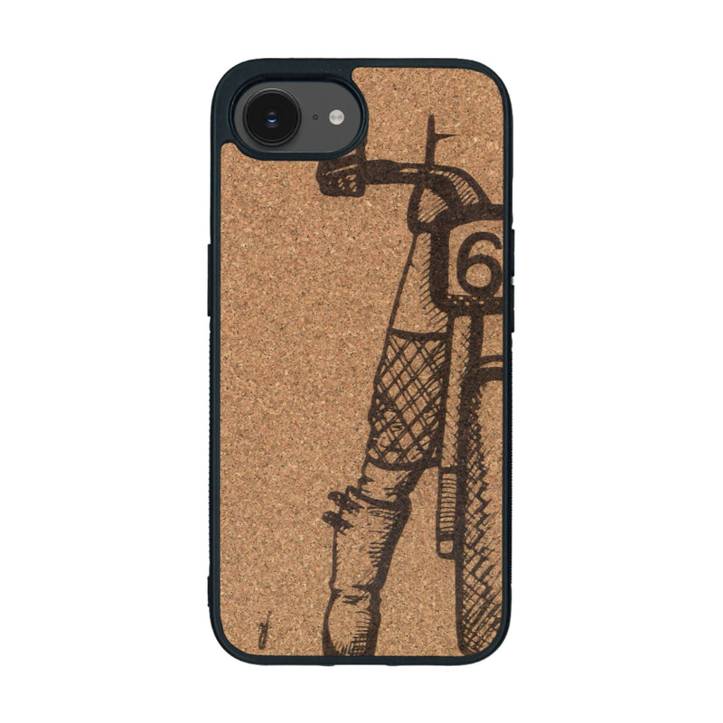 Coque de protection en bois véritable fabriquée en France pour iPhone 16e représentant une vue de face d'une femme sur une moto vintage dessinée à la main par l'artiste Maud Dabs