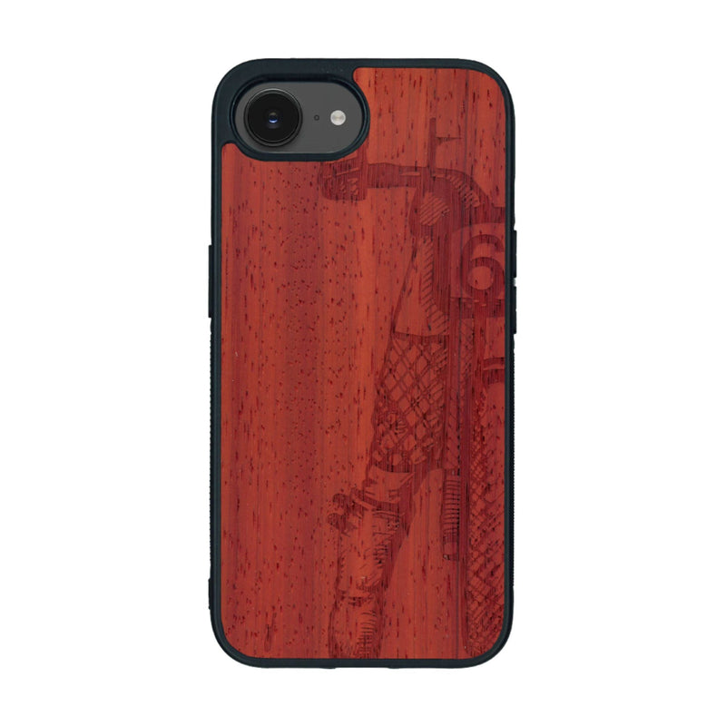 Coque de protection en bois véritable fabriquée en France pour iPhone 16e représentant une vue de face d'une femme sur une moto vintage dessinée à la main par l'artiste Maud Dabs