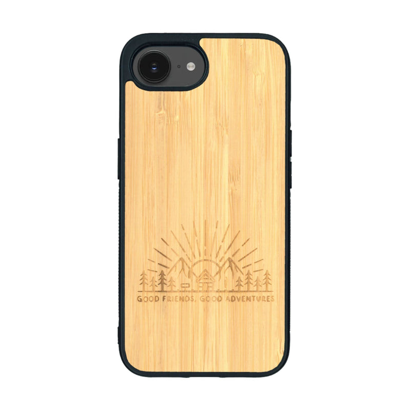 Coque de protection en bois véritable fabriquée en France pour iPhone 16e sur le thème chill et nature avec un motif représentant un levé de soleil sur un paysage de montagne avec des sapins et un chalet et la phrase "Good friends, good adventure"
