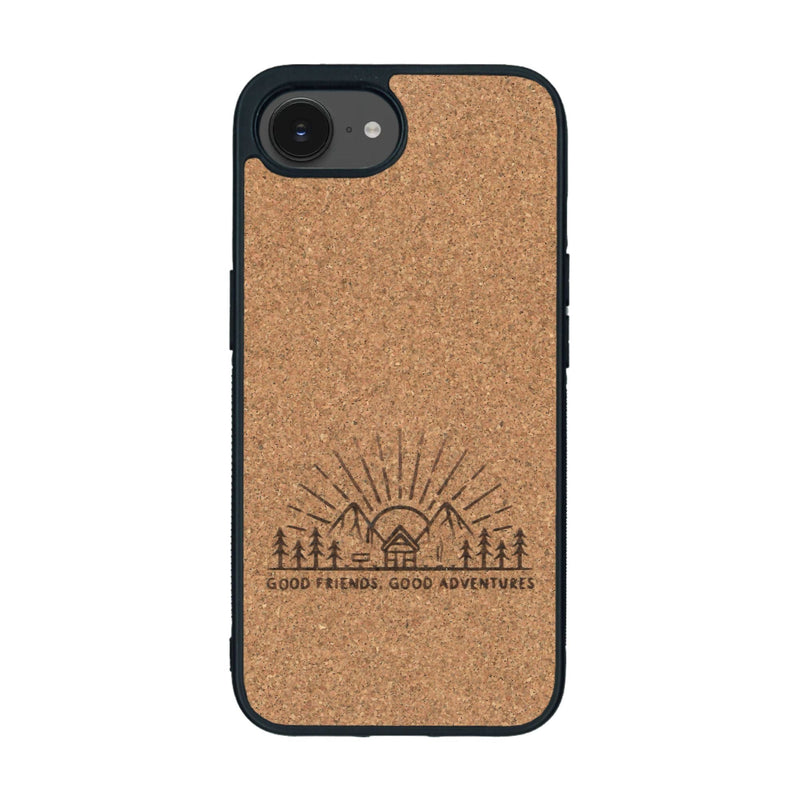 Coque de protection en bois véritable fabriquée en France pour iPhone 16e sur le thème chill et nature avec un motif représentant un levé de soleil sur un paysage de montagne avec des sapins et un chalet et la phrase "Good friends, good adventure"