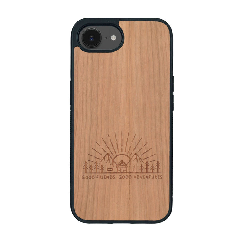 Coque de protection en bois véritable fabriquée en France pour iPhone 16e sur le thème chill et nature avec un motif représentant un levé de soleil sur un paysage de montagne avec des sapins et un chalet et la phrase "Good friends, good adventure"