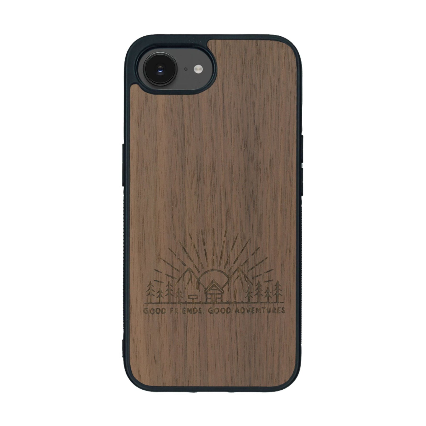 Coque de protection en bois véritable fabriquée en France pour iPhone 16e sur le thème chill et nature avec un motif représentant un levé de soleil sur un paysage de montagne avec des sapins et un chalet et la phrase "Good friends, good adventure"