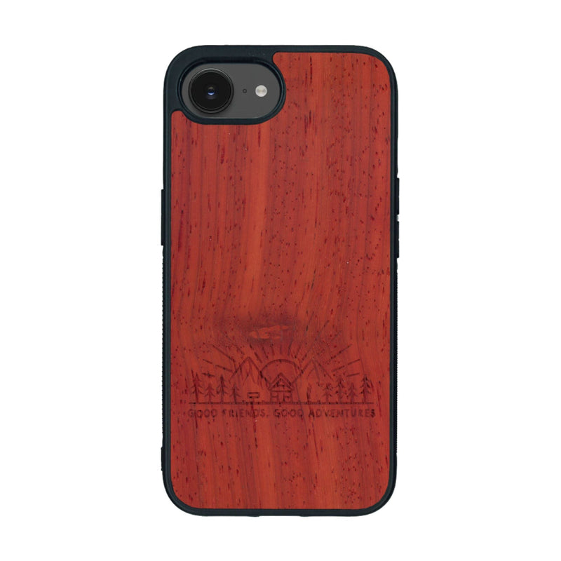 Coque de protection en bois véritable fabriquée en France pour iPhone 16e sur le thème chill et nature avec un motif représentant un levé de soleil sur un paysage de montagne avec des sapins et un chalet et la phrase "Good friends, good adventure"