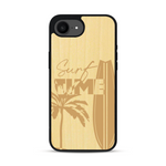 Coque de protection en bois véritable fabriquée en France pour  sur le thème chill avec un motif représentant une silouhette tenant une planche de surf sur une plage entouré de palmiers et les mots "Surf Time Long Beach Miami"