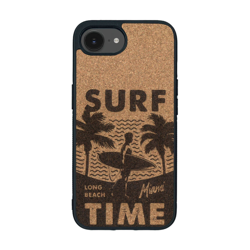 Coque de protection en bois véritable fabriquée en France pour iPhone 16e sur le thème chill avec un motif représentant une silouhette tenant une planche de surf sur une plage entouré de palmiers et les mots "Surf Time Long Beach Miami"