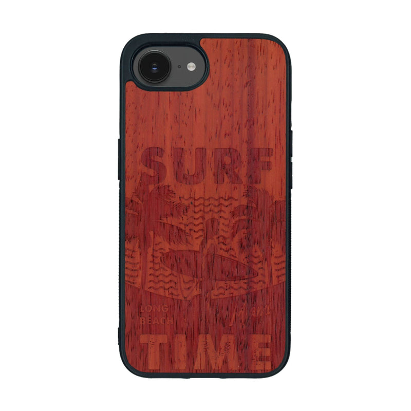 Coque de protection en bois véritable fabriquée en France pour iPhone 16e sur le thème chill avec un motif représentant une silouhette tenant une planche de surf sur une plage entouré de palmiers et les mots "Surf Time Long Beach Miami"