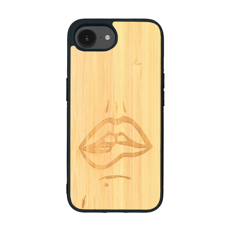 Coque de protection en bois véritable fabriquée en France pour iPhone 16e représentant de manière minimaliste une bouche de féminine se mordant le coin de la lèvre de manière sensuelle dessinée à la main par l'artiste Maud Dabs
