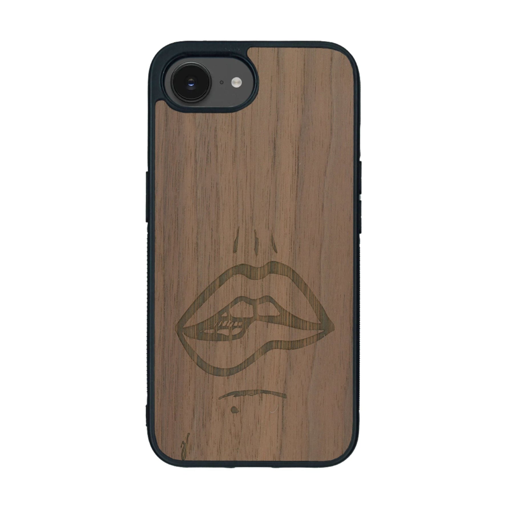 Coque de protection en bois véritable fabriquée en France pour iPhone 16e représentant de manière minimaliste une bouche de féminine se mordant le coin de la lèvre de manière sensuelle dessinée à la main par l'artiste Maud Dabs