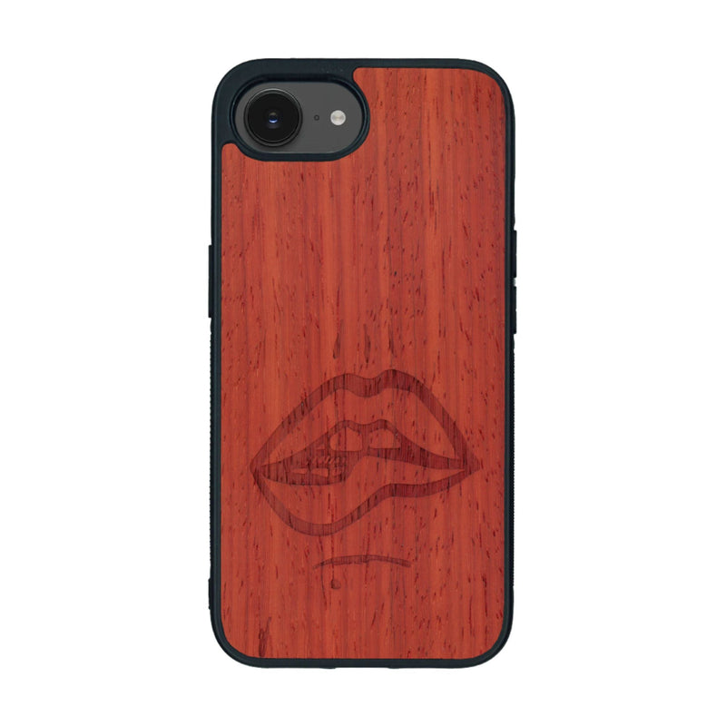 Coque de protection en bois véritable fabriquée en France pour iPhone 16e représentant de manière minimaliste une bouche de féminine se mordant le coin de la lèvre de manière sensuelle dessinée à la main par l'artiste Maud Dabs
