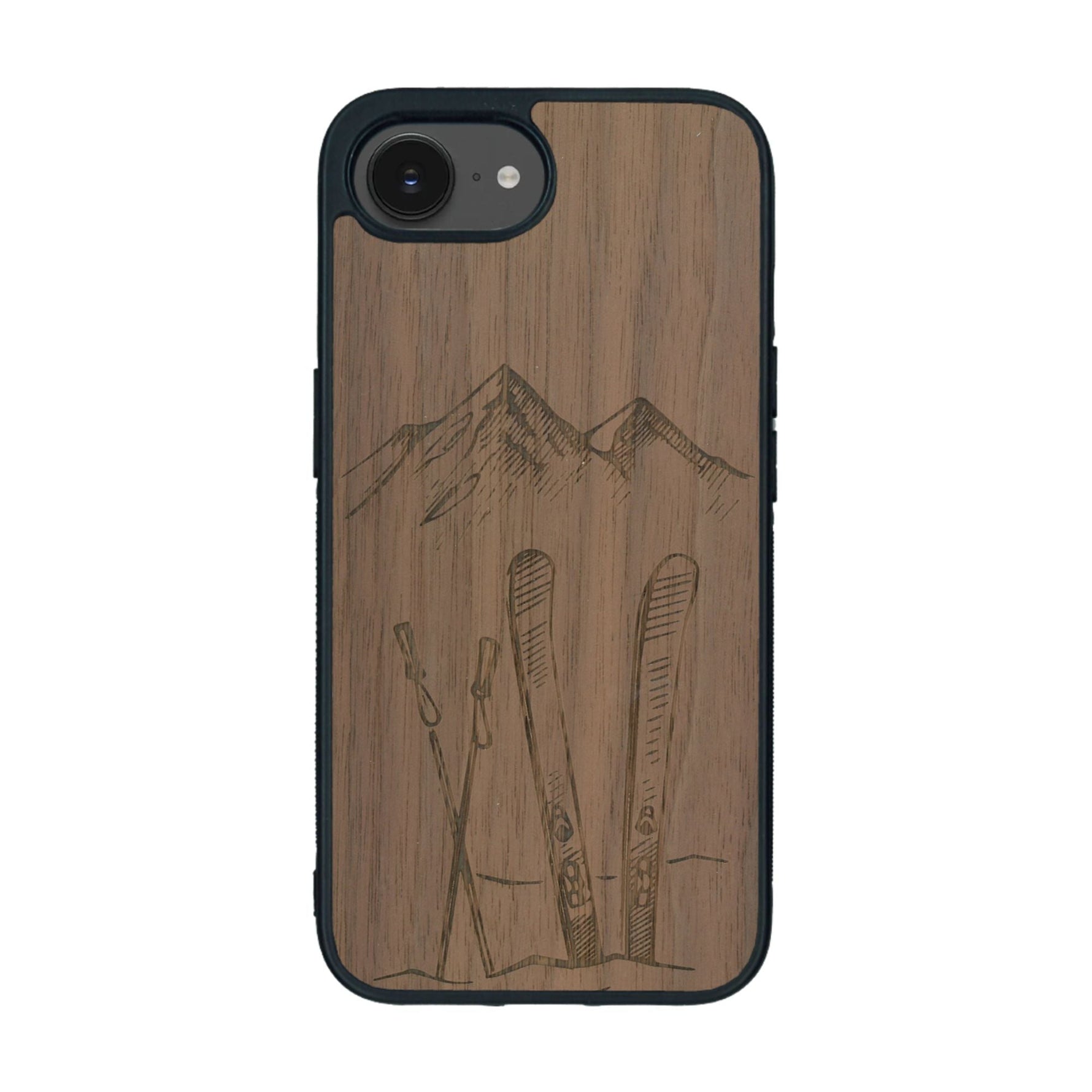Coque de protection en bois véritable fabriquée en France pour iPhone 16e sur le thème de la montagne, du ski et de la neige avec un motif représentant une paire de ski plantée dans la neige avec en fond des montagnes enneigées