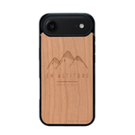 Coque de protection en bois véritable fabriquée en France pour iPhone 17 Air représentant des montagnes, sur le thème de la randonnée en pleine nature et du trail