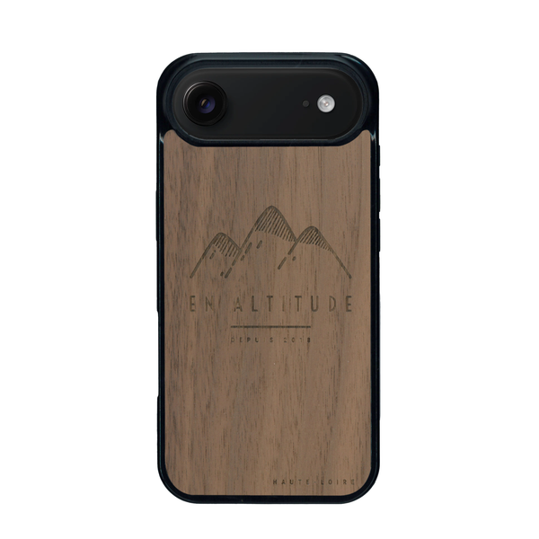 Coque de protection en bois véritable fabriquée en France pour iPhone 17 Air représentant des montagnes, sur le thème de la randonnée en pleine nature et du trail