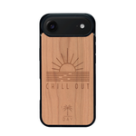 Coque de protection en bois véritable fabriquée en France pour iPhone 17 Air sur le thème chill avec un motif représentant un couché de soleil sur l'océan et la phrase "Chill out"