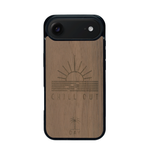 Coque de protection en bois véritable fabriquée en France pour iPhone 17 Air sur le thème chill avec un motif représentant un couché de soleil sur l'océan et la phrase "Chill out"