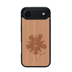 Coque de protection en bois véritable fabriquée en France pour iPhone 17 Air sur le thème des fleurs et de la montagne avec un motif de gravure représentant les pétales d'une fleur des montagnes