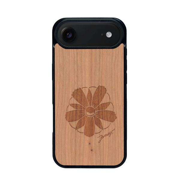 Coque de protection en bois véritable fabriquée en France pour iPhone 17 Air sur le thème des fleurs et de la montagne avec un motif de gravure représentant les pétales d'une fleur des montagnes