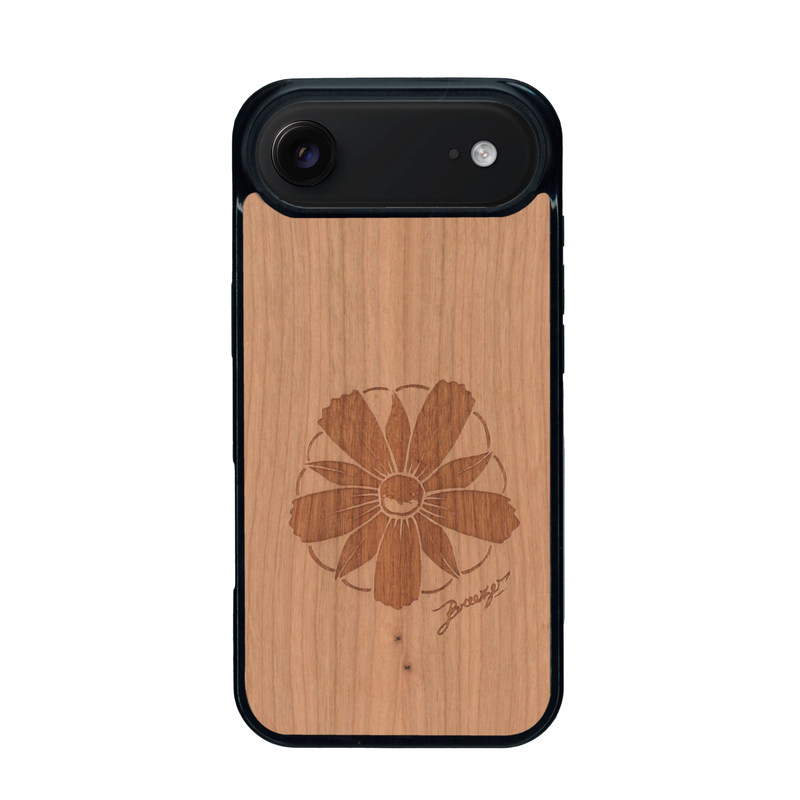 Coque de protection en bois véritable fabriquée en France pour iPhone 17 Air sur le thème des fleurs et de la montagne avec un motif de gravure représentant les pétales d'une fleur des montagnes