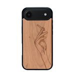 Coque de protection en bois véritable fabriquée en France pour iPhone 17 Air représentant une main de femme tenant une cigarette de type line art en collaboration avec l'artiste Maud Dabs