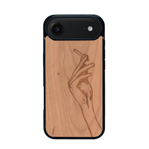 Coque de protection en bois véritable fabriquée en France pour iPhone 17 Air représentant une main de femme tenant une cigarette de type line art en collaboration avec l'artiste Maud Dabs