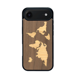 Coque de protection en bois véritable fabriquée en France pour iPhone 17 Air alliant du bambou et du noyer sur le thème du voyage et de l'aventure représentant une mappemonde