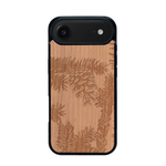Coque de protection en bois véritable fabriquée en France pour iPhone 17 Air sur le thème de la nature des arbres avec un motif de gravure représentant des épines de sapin et des pommes de pin