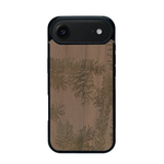 Coque de protection en bois véritable fabriquée en France pour iPhone 17 Air sur le thème de la nature des arbres avec un motif de gravure représentant des épines de sapin et des pommes de pin