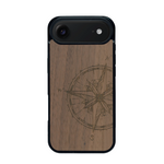 Coque de protection en bois véritable fabriquée en France pour iPhone 17 Air avec une gravure "rose des vents" sur le thème nautique et de l'océan qui s'inspire des boussoles de pirate