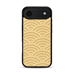 Coque de protection en bois véritable fabriquée en France pour  baptisée "La Sinjak" avec un motif de gravure abstrait représentant la répétition d'un symbole wifi