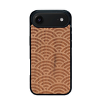 Coque de protection en bois véritable fabriquée en France pour iPhone 17 Air baptisée "La Sinjak" avec un motif de gravure abstrait représentant la répétition d'un symbole wifi