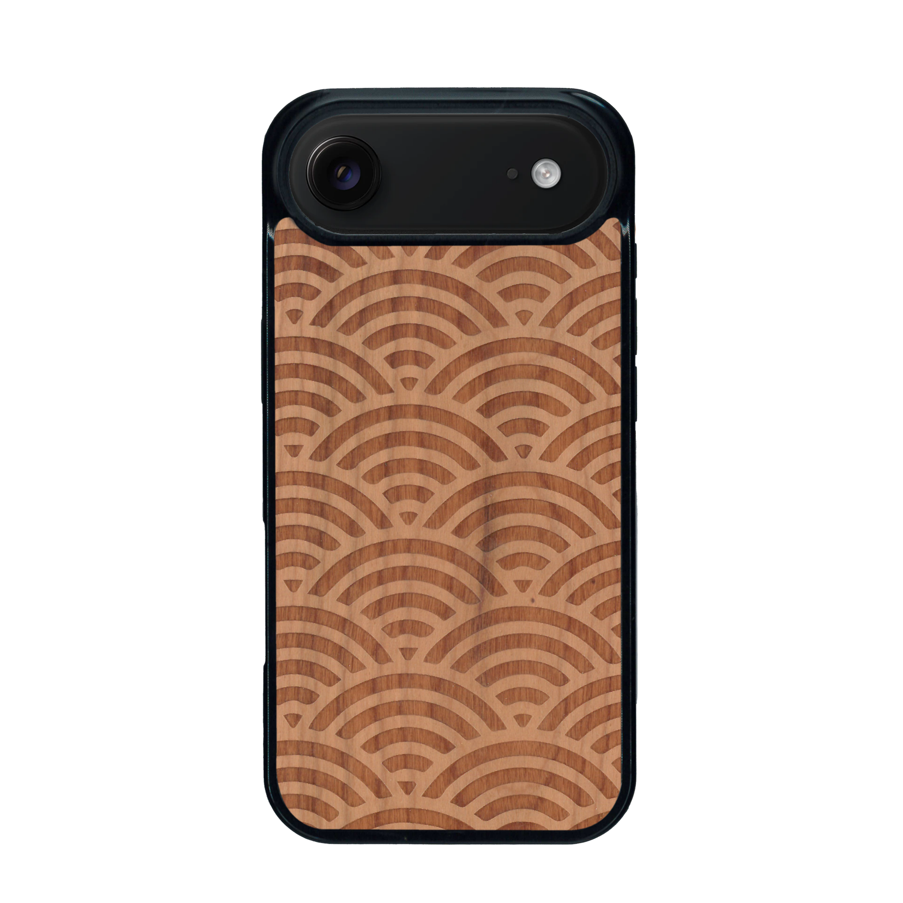 Coque de protection en bois véritable fabriquée en France pour iPhone 17 Air baptisée "La Sinjak" avec un motif de gravure abstrait représentant la répétition d'un symbole wifi